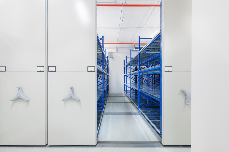 מערכת קומפקטוס תעשייתית לאחסון מכלולים מכניים מדויקים